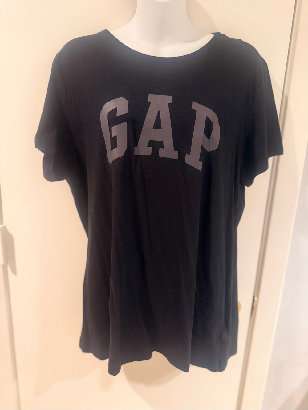 GAP Black Short Sleeve Tee with Matte Black Logo
